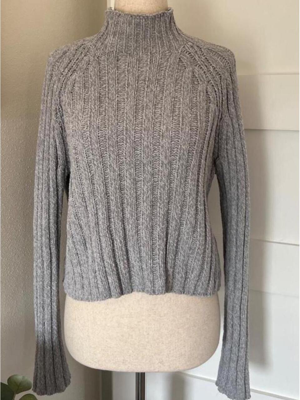 American Eagle Women's Grey Sweater